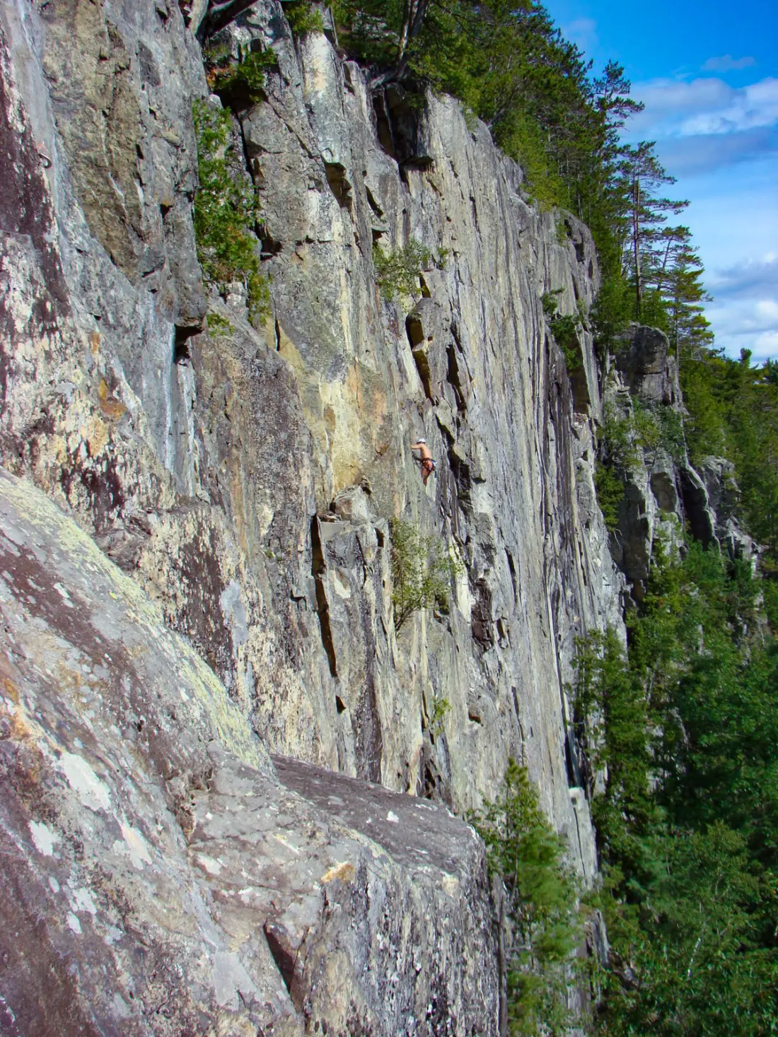 Grimpeur sur une grande paroi rocheuse