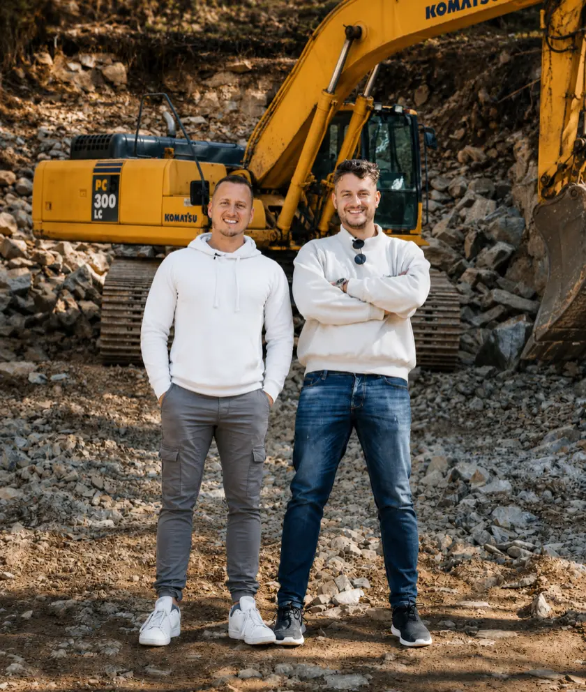 Maxime et Alexis, cofondateurs des Gars de Terrains, sur un chantier devant une pelle mécanique
