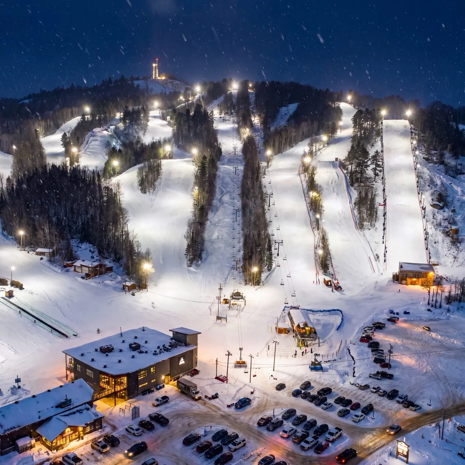 Pistes de ski illuminées la nuit à Saint-Côme