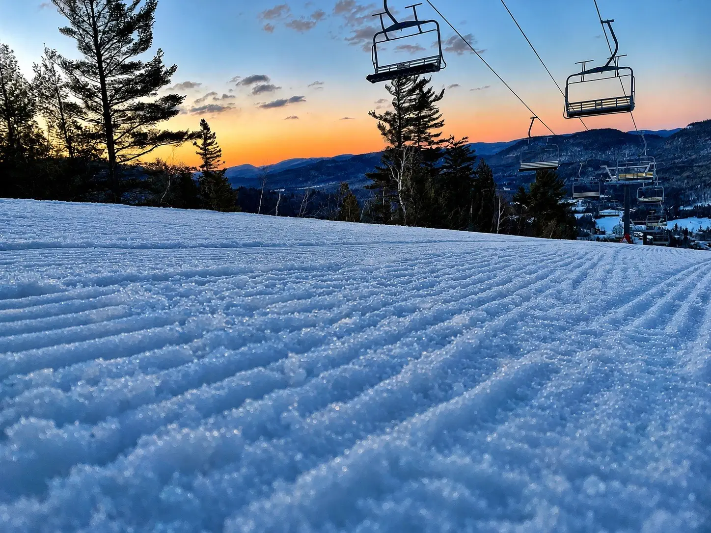 Piste damée et remontée mécanique